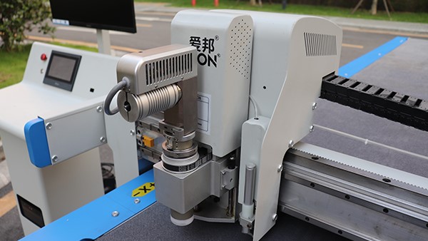 振動(dòng)刀鞋墊裁剪機(jī)，鞋墊切割機(jī)價(jià)格